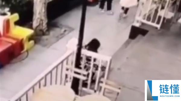 男子垂头玩手机摔伤起诉商家索赔6万 商家该担责吗 法院判了