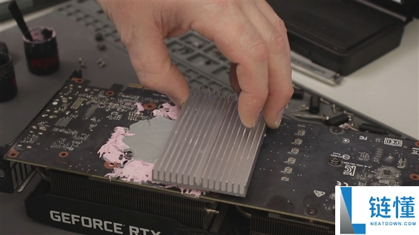 RTX 2060装上双CPU塔式散热器:热门温度骤降35°C,