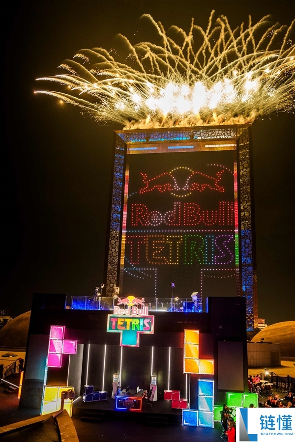 真正的赛博朋克,2800架无人机迪拜夜空拼出全球最大俄罗斯方块