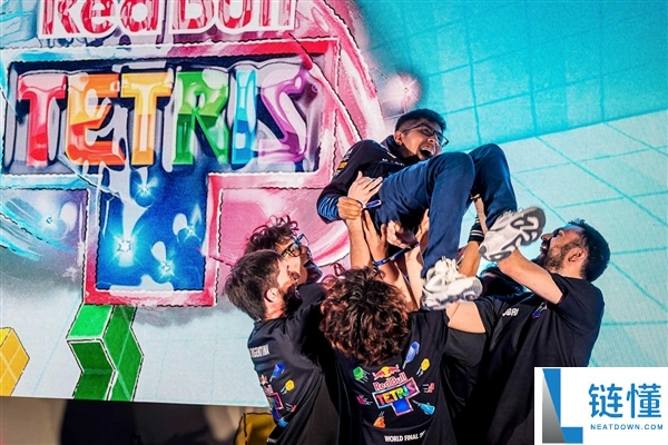 真正的赛博朋克,2800架无人机迪拜夜空拼出全球最大俄罗斯方块