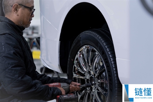 法拉第将来晒FX Super One工场组装现场 网友:纯手搓 草台班子