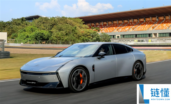 小鹏实测VLA辅佐驾驶可过酒驾路卡:主动辨认交警手势 泊车等吹气