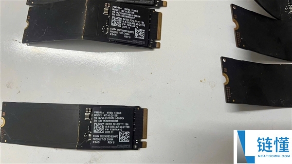 10岁熊孩子掰断老爹50块三星M.2 SSD,价值1亿越南盾