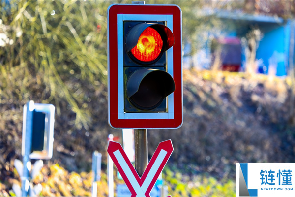 红灯时车辆超出休止线泊车算闯红灯吗 交警释疑：不算 但罚款50元