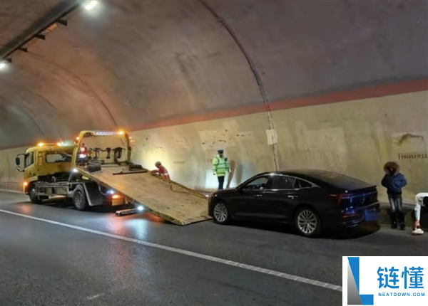 小轿车高速上定速巡航、刹车失灵,115km/h时速跑490千米 耗干油箱才停下