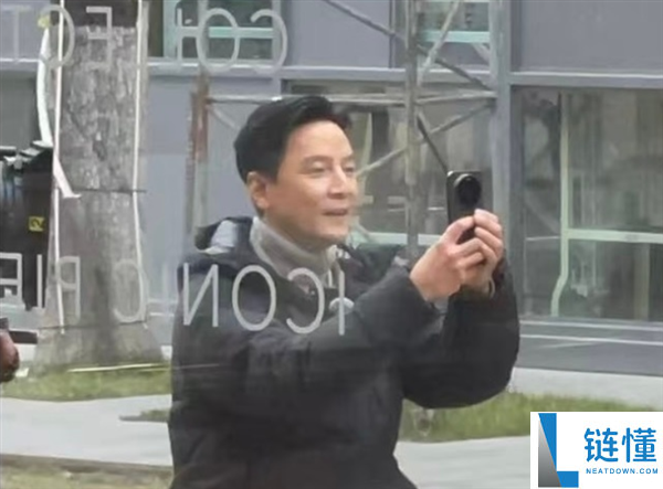 吴彦祖手持小米17 Ultra现身,