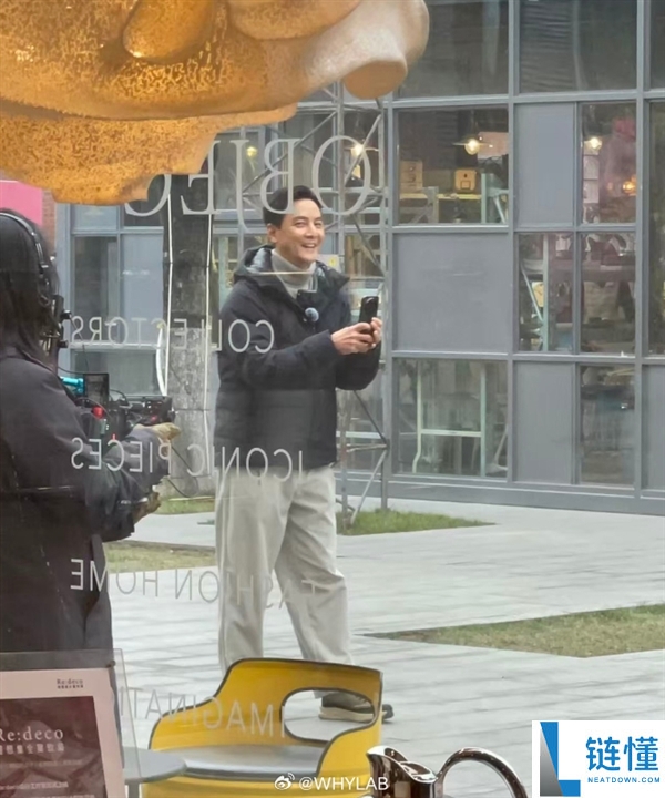 吴彦祖手持小米17 Ultra现身,