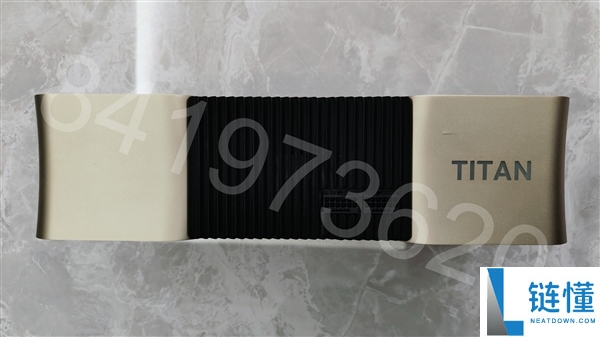 Titan Ada巨卡原型现身：48GB显存、四插槽、900W供电