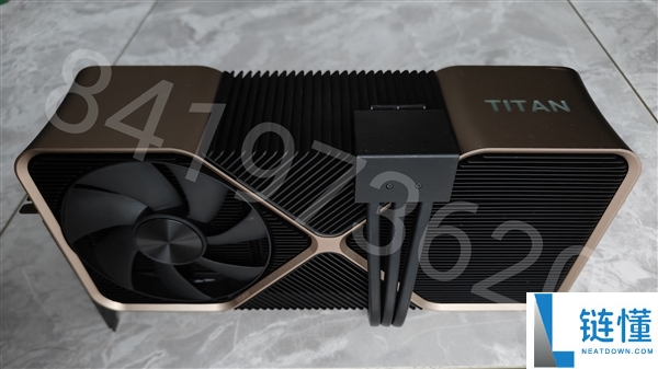 Titan Ada巨卡原型现身：48GB显存、四插槽、900W供电