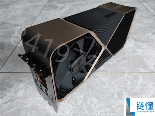 Titan Ada巨卡原型现身：48GB显存、四插槽、900W供电