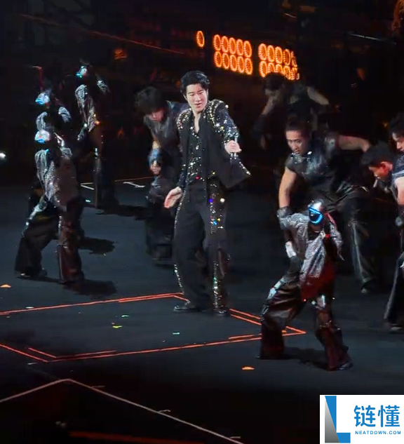 6台宇树人形机械人登上王力宏演唱会：还会韦伯斯特空翻