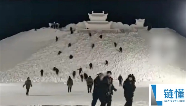 长白山巨型雪雕“云顶天宫”收工 8万方雪建收费宫殿