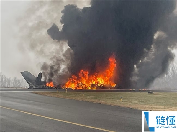美国一架小型私人飞机坠毁：著名车手一家四口遇难