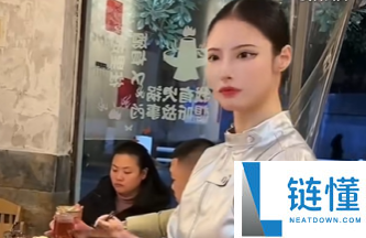 火锅店老板娘模拟机械人爆火：最长能坚持近20分钟不眨眼