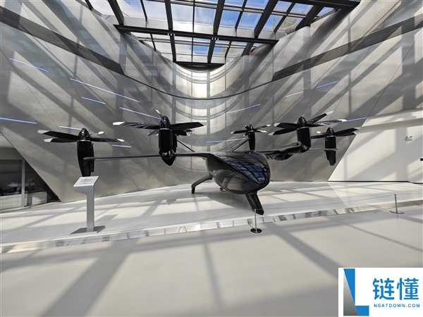 何小鹏暴光小鹏汽车“黑科技”车型：飞机被嵌入汽车尾箱  估计2026下半年退场