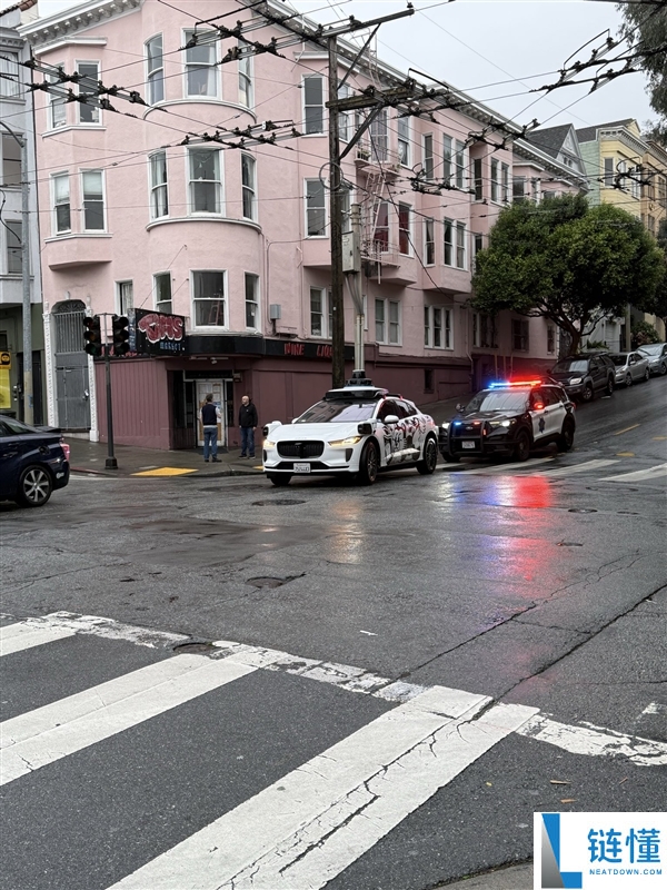 Waymo主动驾驶呈现史诗级丑闻 博主：特斯拉FSD实测不会卡死