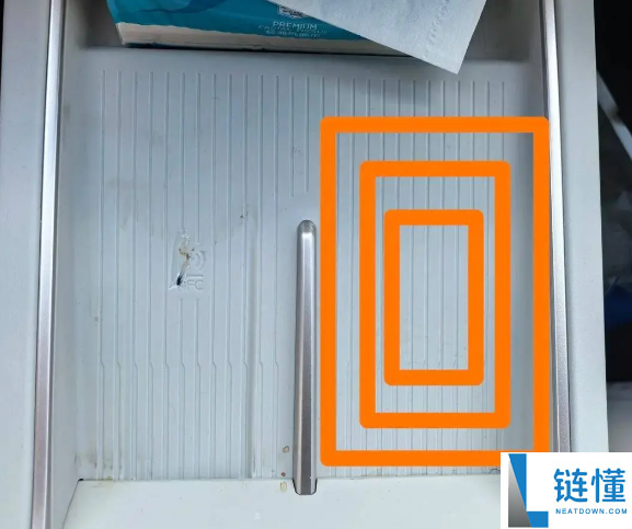 口罩车内新奇“自燃”车主懵了 专家:口罩金属条进入无线充电磁场被加热