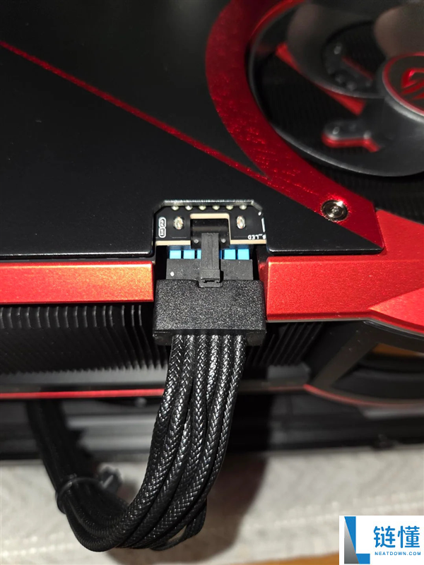 用户吐槽RTX 5090插线难 官方回应:接口偏移是设计的一部份