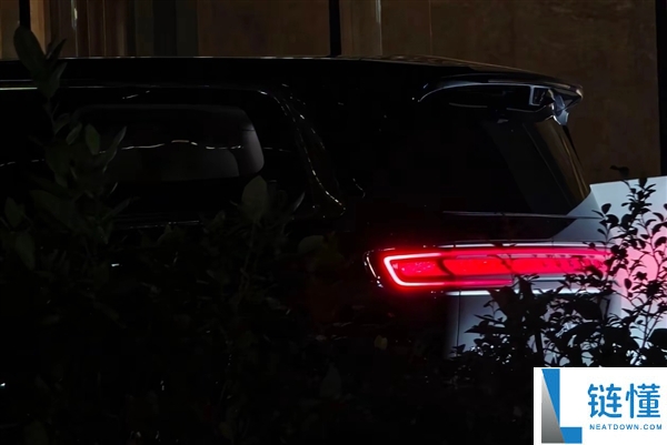 鸿蒙智行首款MPV 智界V9实车首曝：前后灯点亮辨识度超强