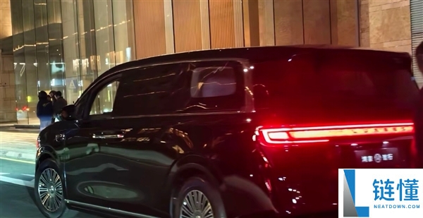 鸿蒙智行首款MPV 智界V9实车首曝：前后灯点亮辨识度超强