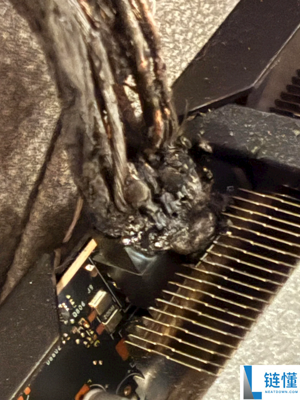 RTX 5090原装电源线起火脸孔全非,CPU水冷管惨遭波及