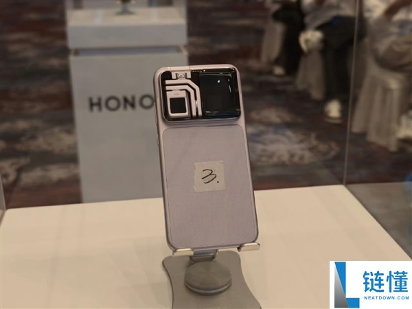 吴晓波展现光荣ROBOT PHONE真机：世界上第一款手机机械人,