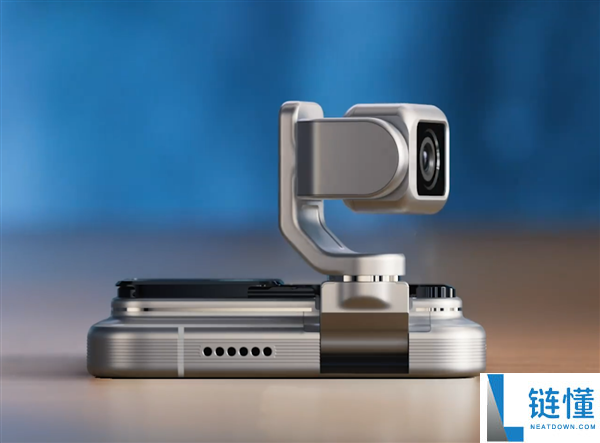 吴晓波展现光荣ROBOT PHONE真机：世界上第一款手机机械人,