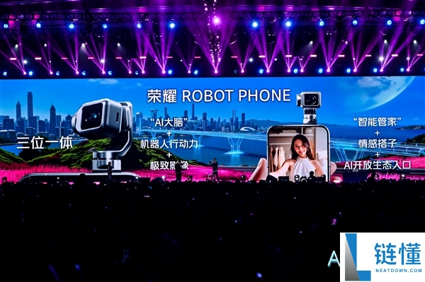 吴晓波展现光荣ROBOT PHONE真机：世界上第一款手机机械人,