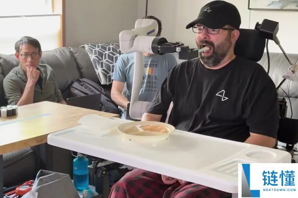 马斯克:Neuralink将大范围消费脑机接口装备 转向近完全主动化手术