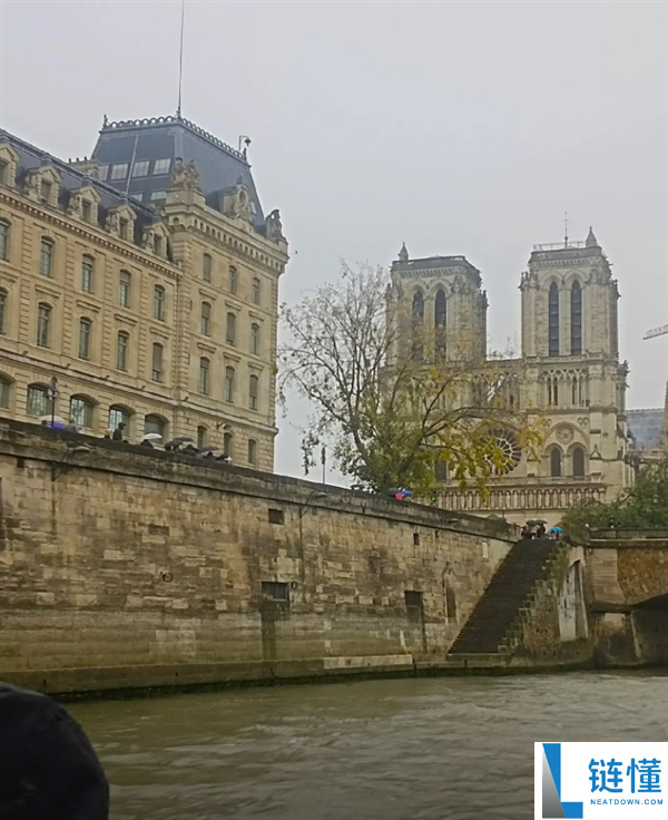 大爷拍的“素颜巴黎”火了,网友:法国旅游迎来最严峻的父亲