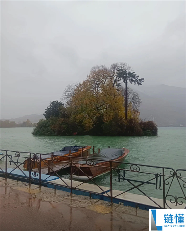 大爷拍的“素颜巴黎”火了,网友:法国旅游迎来最严峻的父亲