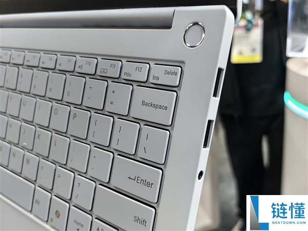 雷神aibook14 Air Carbon万能本发布：1kg碳纤维机身 18小时续航