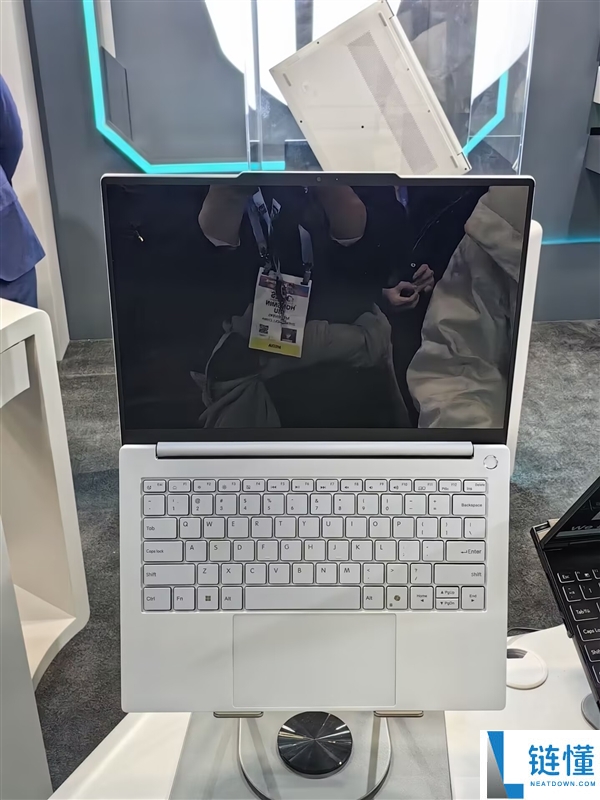 雷神aibook14 Air Carbon万能本发布：1kg碳纤维机身 18小时续航