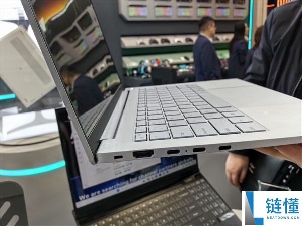 雷神aibook14 Air Carbon万能本发布：1kg碳纤维机身 18小时续航