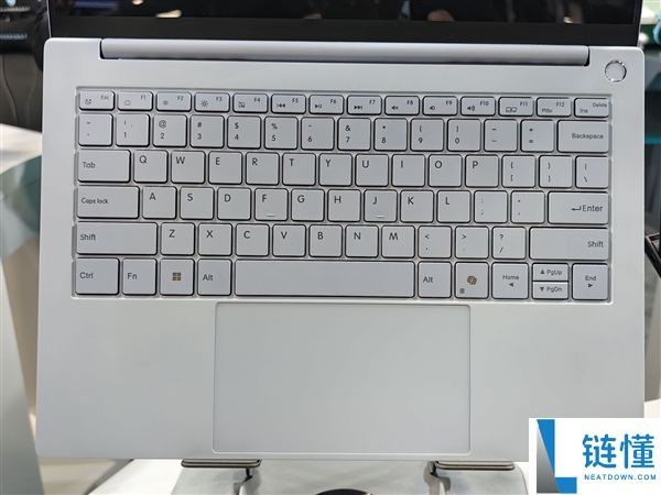 雷神aibook14 Air Carbon万能本发布：1kg碳纤维机身 18小时续航