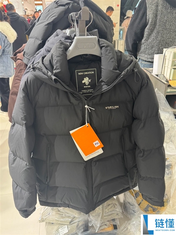 中产涌入超市抢300元羽绒服 网友：吻合真香定律