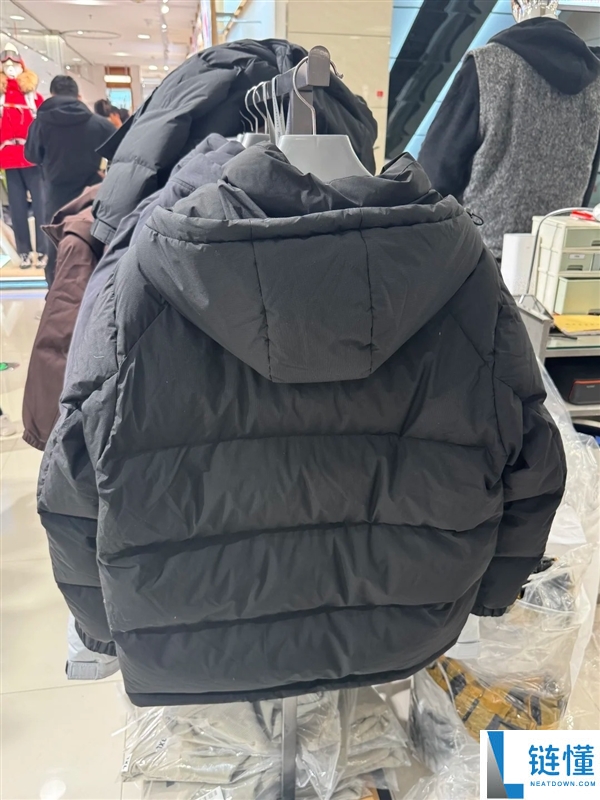 中产涌入超市抢300元羽绒服 网友：吻合真香定律