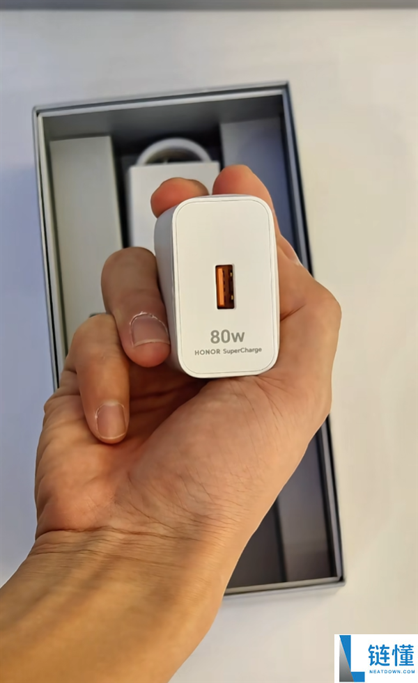 光荣Magic8 Pro Air真机上手:经典感慨号Deco 比iPhone Air还轻