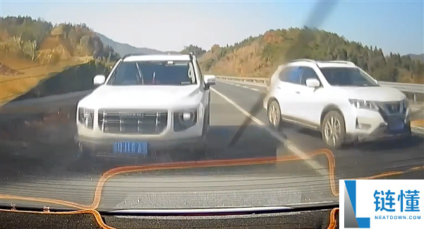 高速上随便变道泊车害后方两车追尾:无接触司机也需负全责,