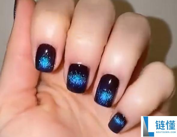 Apple Watch充电器成美甲神器：内置磁铁使指甲油金属颗粒偏移