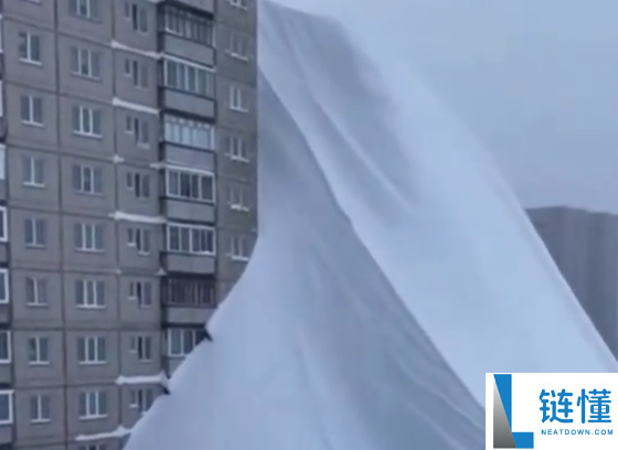 俄罗斯一地暴雪堆出公寓楼高雪坡 暴雪强度近30年降水量之最