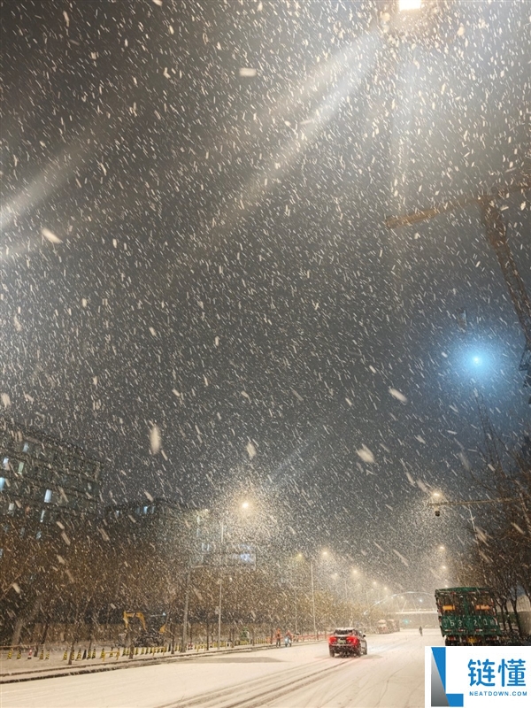 北京多区雪花已到货 网友：北京的雪下得很当真