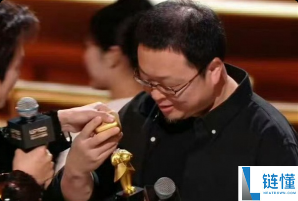 罗永浩禁言风云后现身B站颁奖晚会 领奖时奖杯不测折两半