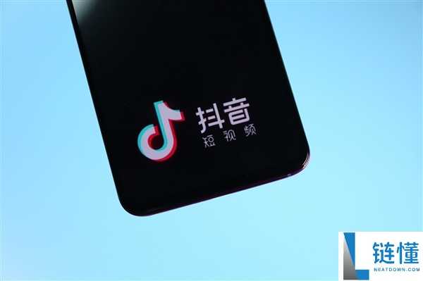 男子在上海外滩占道直播引民愤 抖音回应:提示后未整改 已回收直播权限