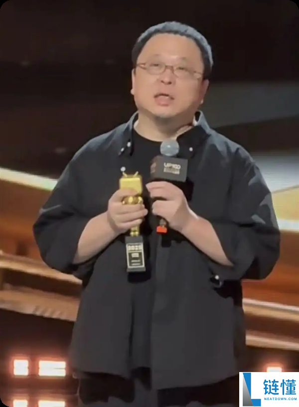 罗永浩被禁言后现身B站颁奖仪式 获年度新人奖 并上台宣布感言