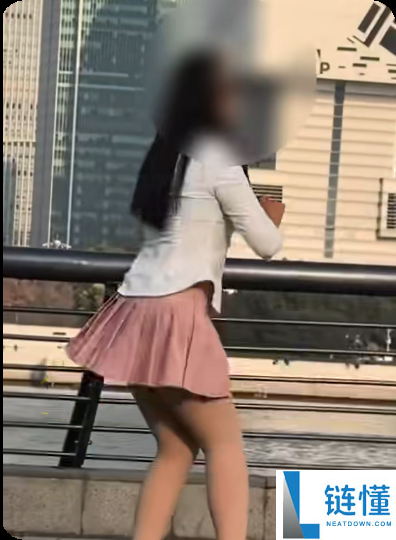 男子在上海外滩占道直播舞蹈惹公愤 巡查无人机喊话15分钟仍无动于衷