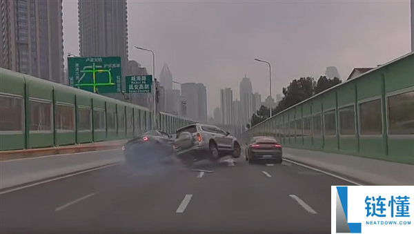 路怒要不得,坦克500变道别车 特斯拉一脚油门将其干翻