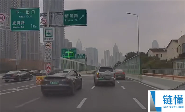 路怒要不得,坦克500变道别车 特斯拉一脚油门将其干翻