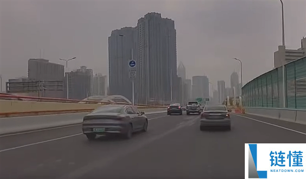 路怒要不得,坦克500变道别车 特斯拉一脚油门将其干翻