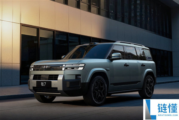 方程豹钛7成保命神车：A柱追尾大货车未变形